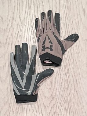 Under Armour Football Receiver Gloves - Sport Gloves - Style #: 1000116 - NWOT